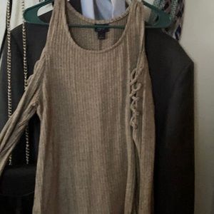 Day trip cold shoulder too, NWOT